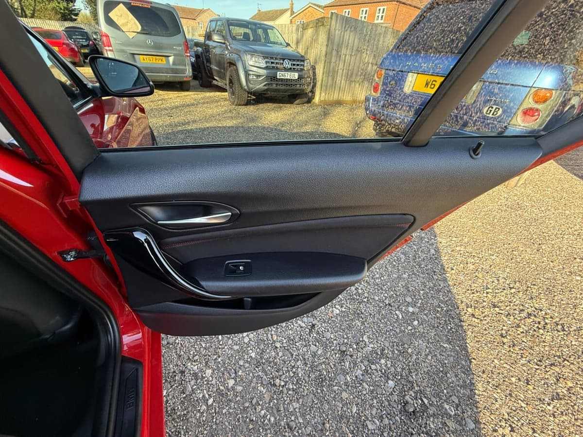 2016 BMW 1 Series - image 3